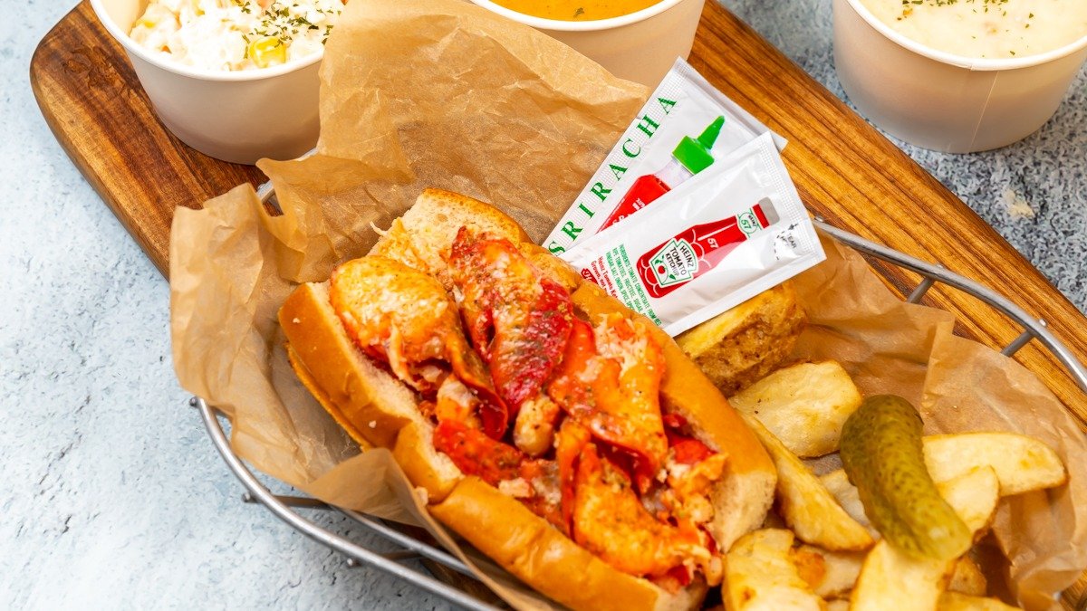 Luke S Lobster ルークスロブスター 新宿サザンテラス店 ニューヨーク マンハッタンにて09年に創業したnyc人気no 1の ロブスターロール専門店 ロブスターの名産地アメリカ メイン州の味の良い確かな素材を使った香り 旨味たっぷりのロブスターロールを気軽にお Luke S Lobster ルークスロブスター 新宿サザンテラス店 ニューヨーク マンハッタンにて09年に創業したnyc人気no 1の ロブスターロール専門店 ロブスターの名産地アメリカ メイン州の味の良い確かな素材を使った香り 旨味たっぷりのロブスターロールを気軽にお