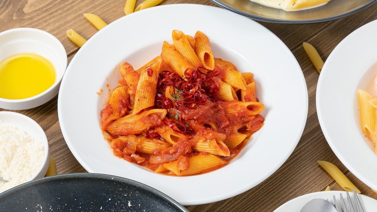 カスタムペンネファクトリー カスタム生パスタペンネ専門店です。10種類のパスタソースからお好きなソースをセレクト、豊富なトッピングを自由に