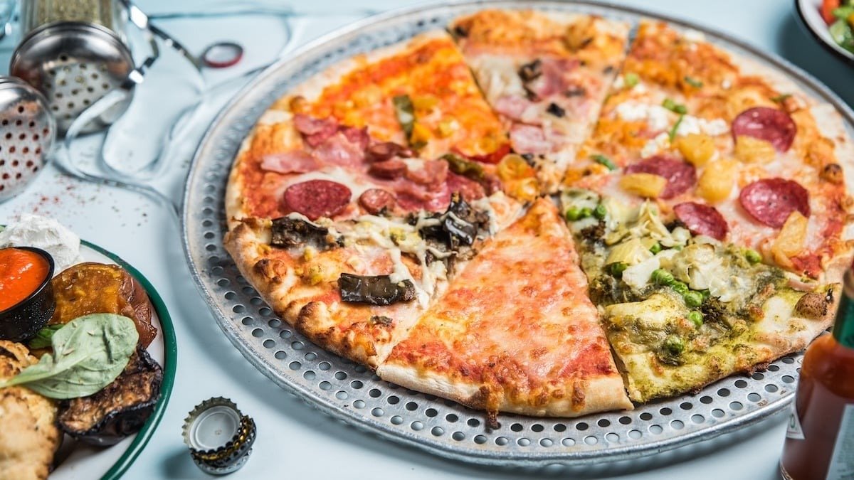 Pizzabakeren Eskilstuna Pizza med rikligt med toppings! Eskilstuna