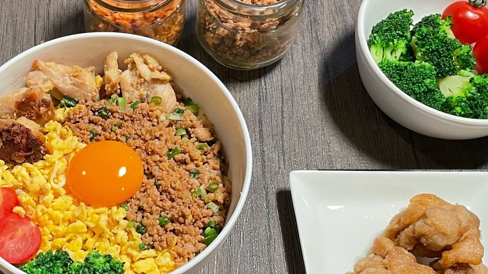 Image of 鶏胸肉の玄米そぼろ丼 & 唐揚げ Soboro Cafe